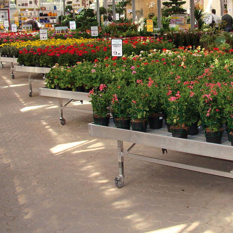 Собранный алюминиевый стол на колёсиках