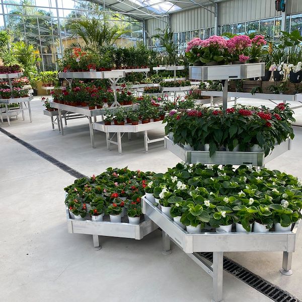 Выставочный набор из шестигранных столиков