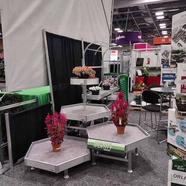 Выставочный набор из шестигранных столиков