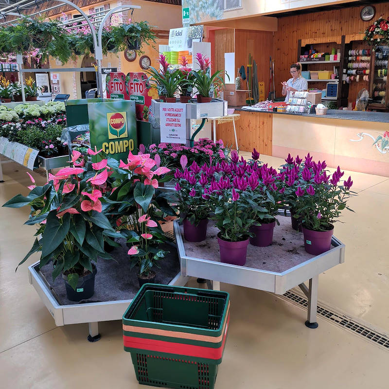 Выставочный набор из шестигранных столиков