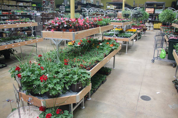 Мебель AMOR в новом интерьере отдела растений и цветов центра Urban Hardware