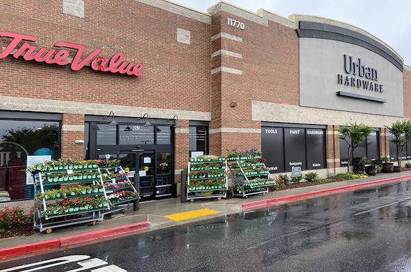 Мебель AMOR в новом интерьере отдела растений и цветов центра Urban Hardware