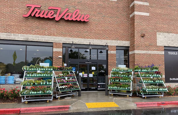 Мебель AMOR в новом интерьере отдела растений и цветов центра Urban Hardware