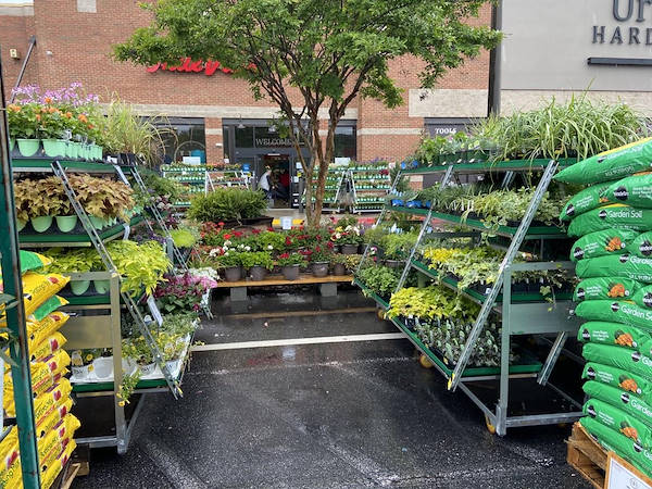 Мебель AMOR в новом интерьере отдела растений и цветов центра Urban Hardware