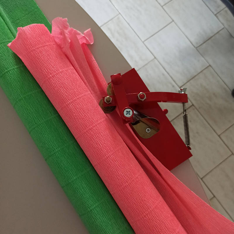 Machine to curl crepe paper