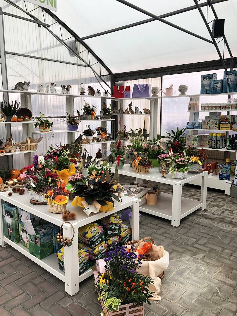 Перед кассой расставлены столики с элементами декора и готовыми композициями, способствующими импульсивным покупкам.