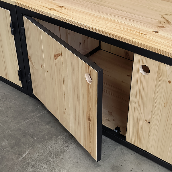 Стеллаж с ящиками из натурального дерева и профилем из окрашенного в черный цвет железа