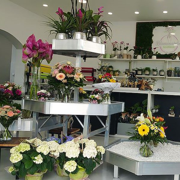 Выставочный набор из шестигранных столиков